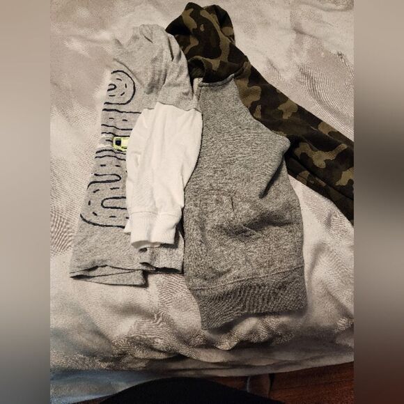 Boys 4T Teeshirt Sweatshirt set. Camo Sweatshirt paired with a Car Racing Long T - Picture 6 of 9